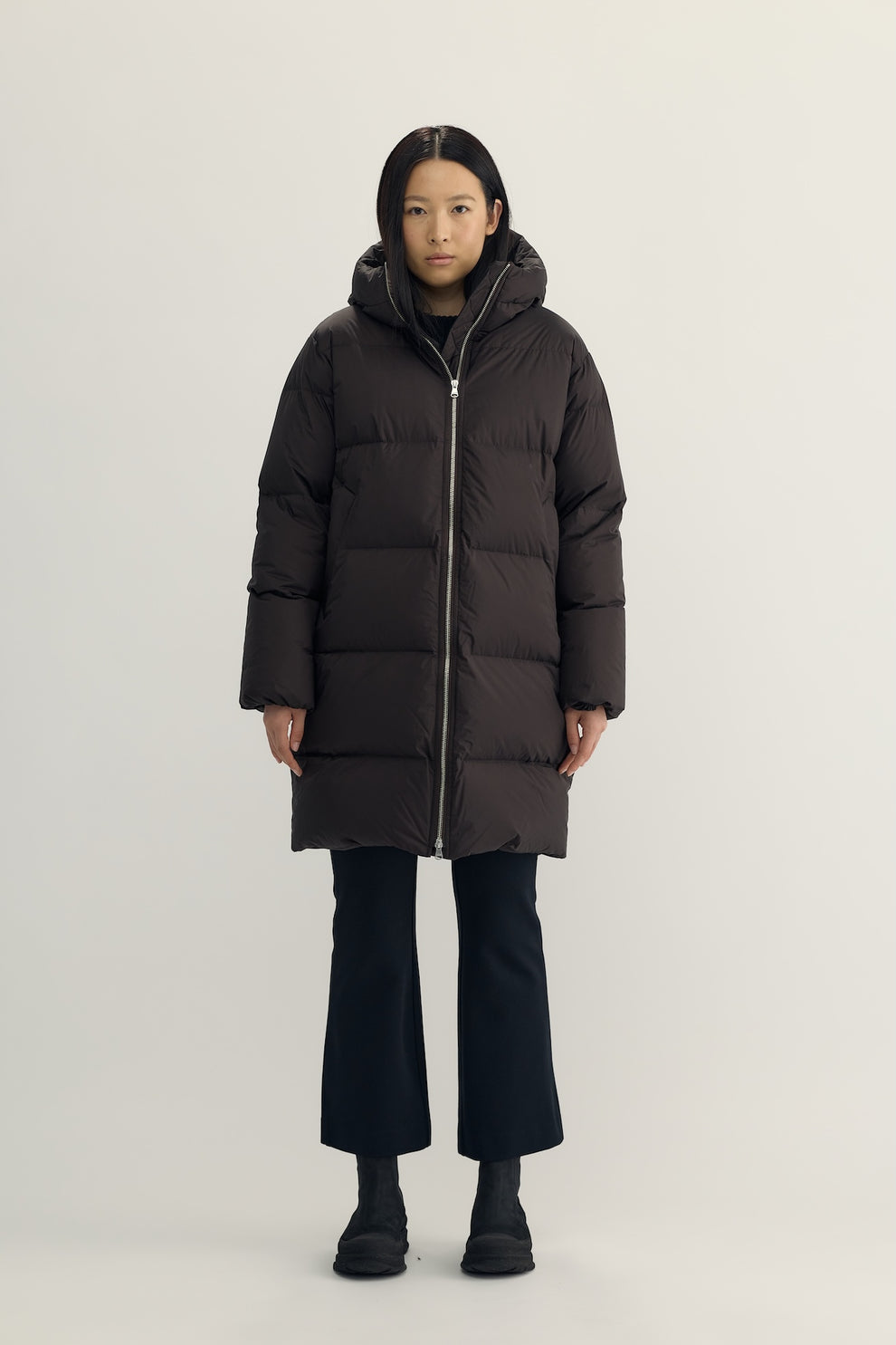 Brigitte Midi Down Parka — knälång dunparka med huva från COUR Studios
