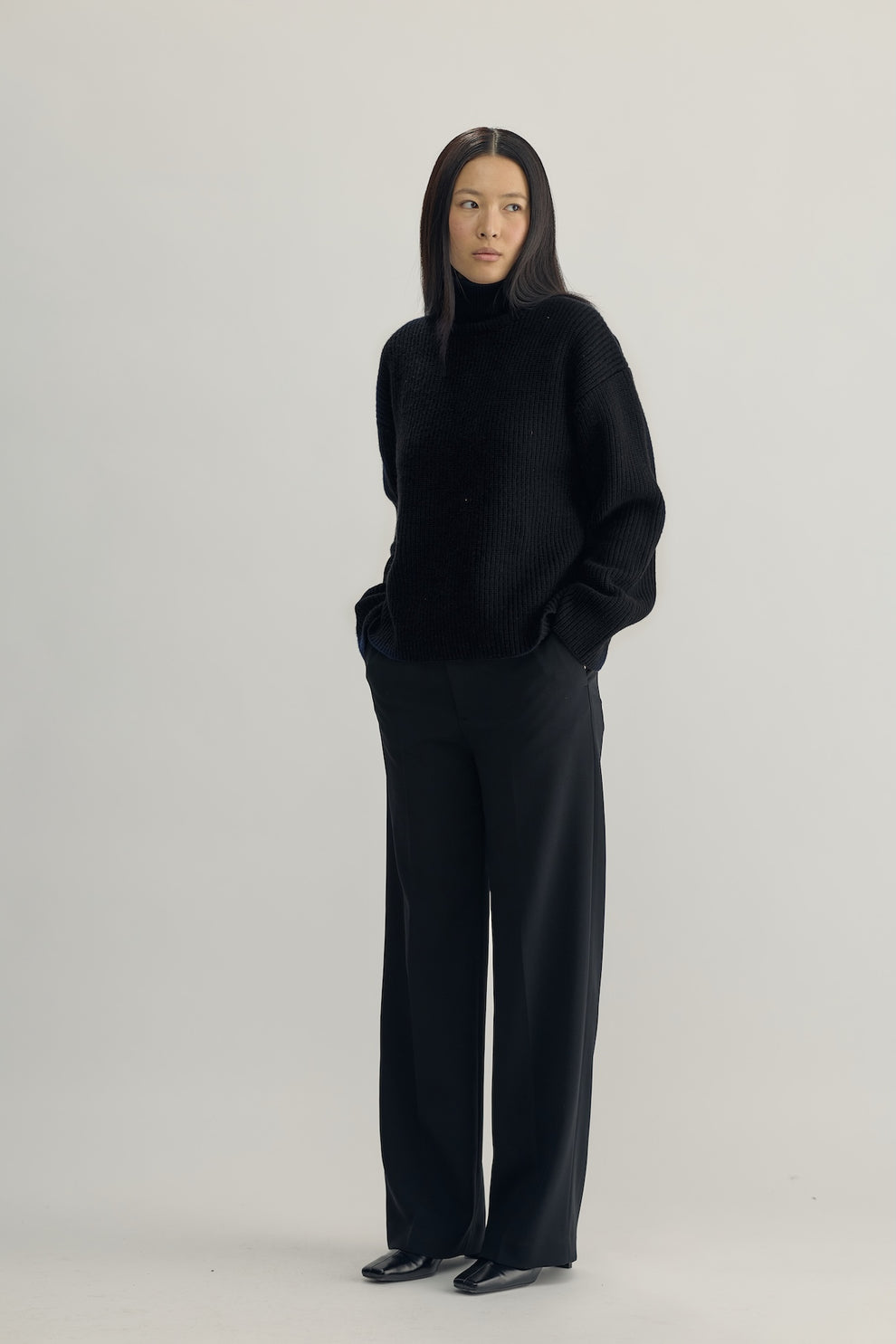 Ines Knit High Collar — strukturstickad tröja med hög krage i 100% ull från COUR Studios