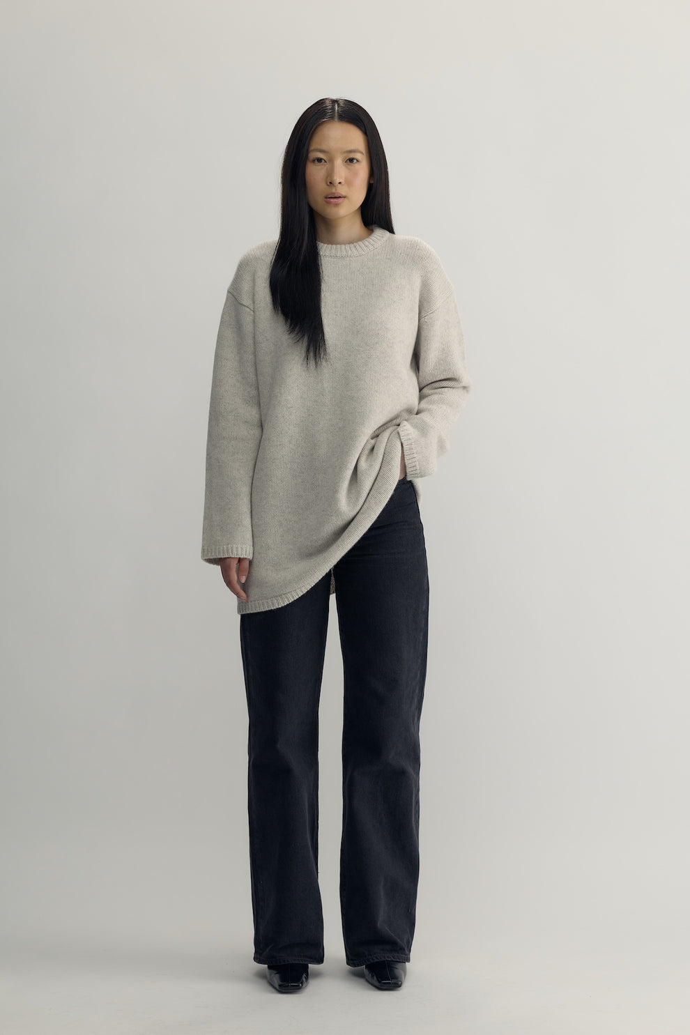 Alette Knit Long Crewneck — lång slätstickad tröja i 100% ull från COUR Studios