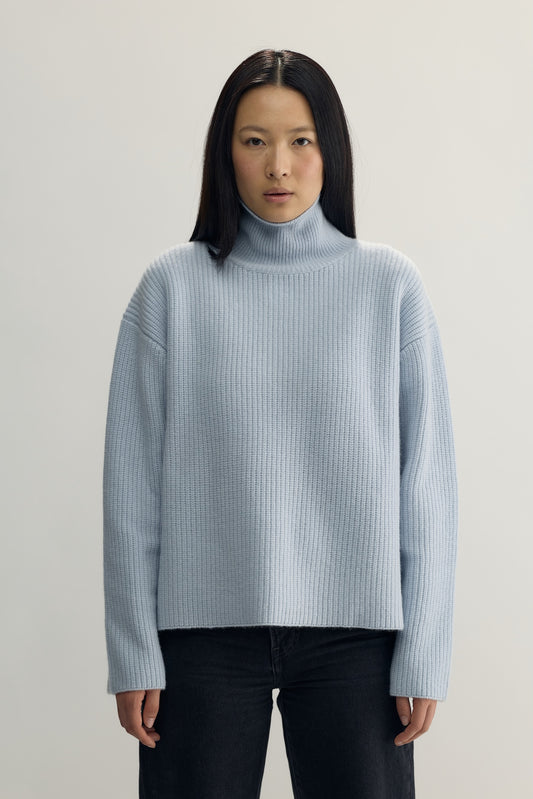 INES KNIT HIGH COLLAR - light ice blue