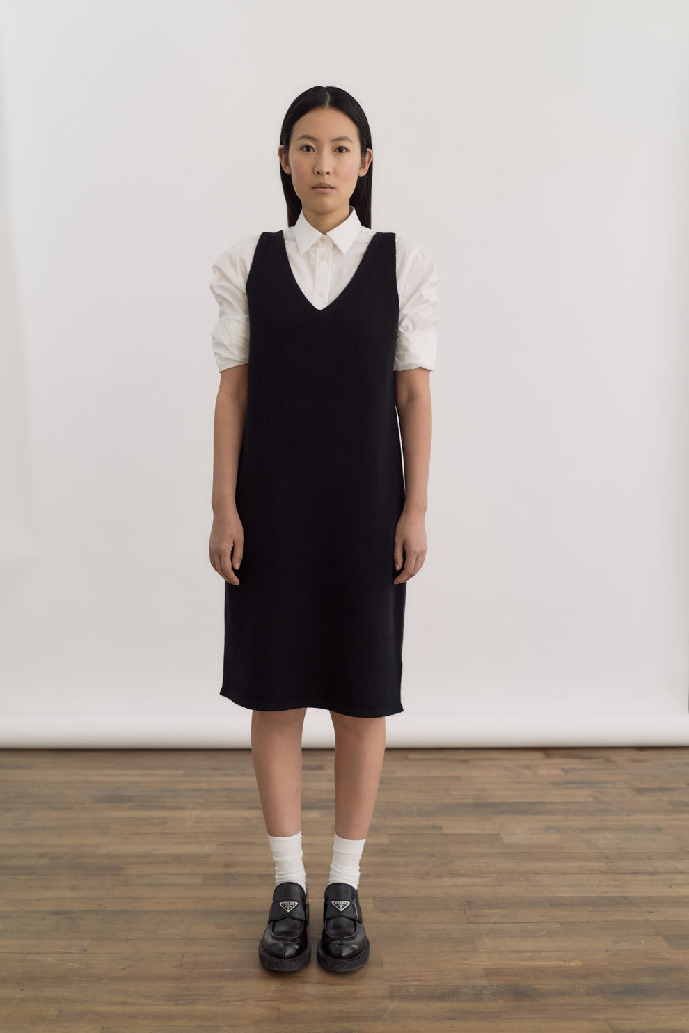 Noor Knitted Dress — knälång stickad klänning i ull/kashmir från COUR Studios
