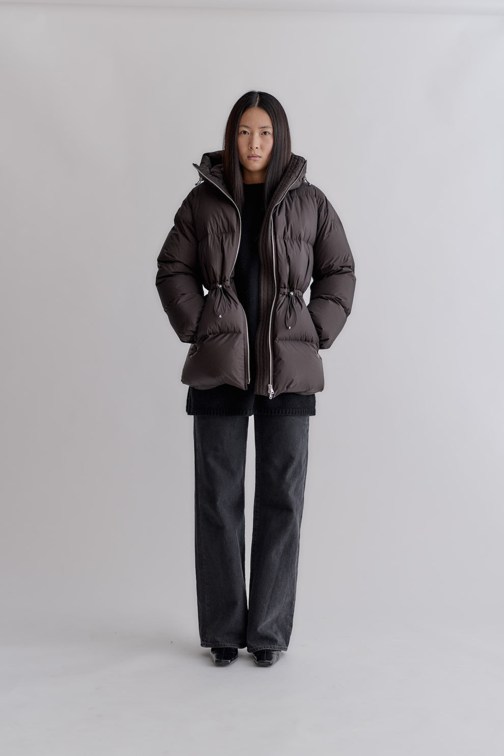 Bernadette Down Jacket — längre dunjacka med dragsko i midjan från COUR Studios
